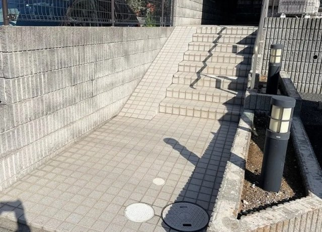 ワールド中和倉のエントランス