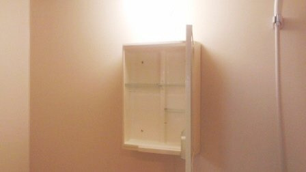 ＧＬＡＮＺ　Ａ・Ｙの浴室|浴室鏡の裏は収納棚です