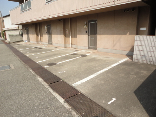 高島ビルの駐車場
