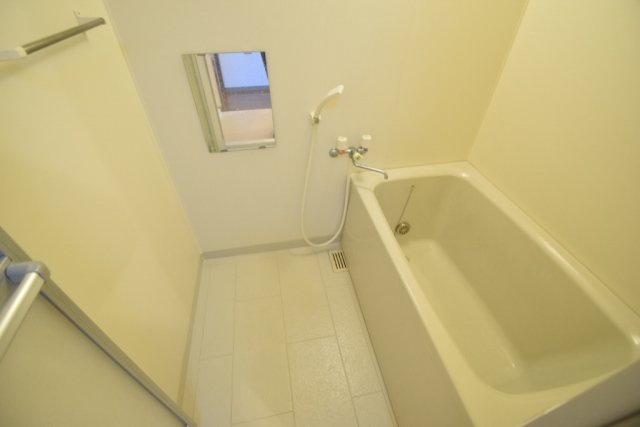 ベルグプレシャデス船橋の浴室|綺麗なお風呂です。