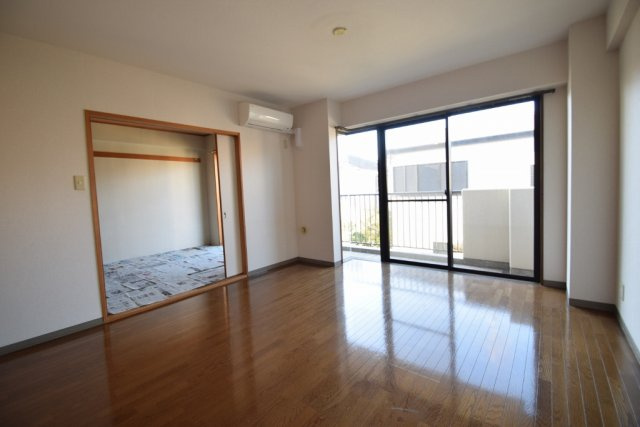 ベルグプレシャデス船橋の居間・リビング|明るいリビングです。