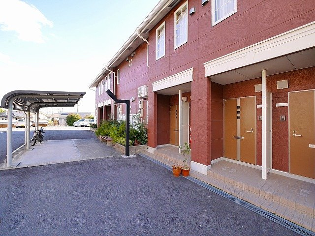 サンフィットヒルズ　Ｂのその他共用部分|見通しがよく清潔感がある玄関前です