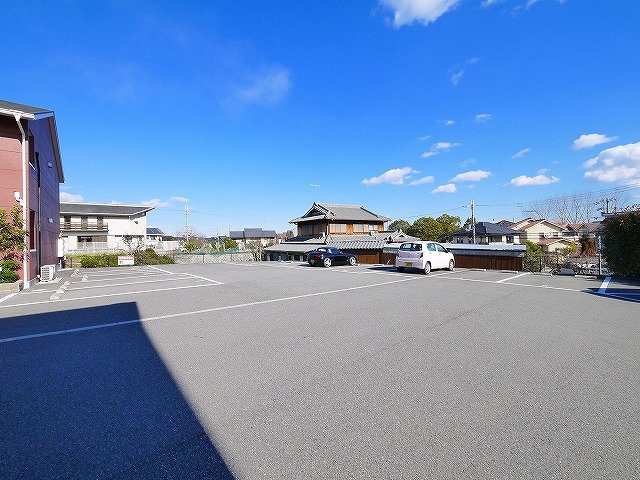 サンフィットヒルズ　Ｂの駐車場|駐車スペースもあります