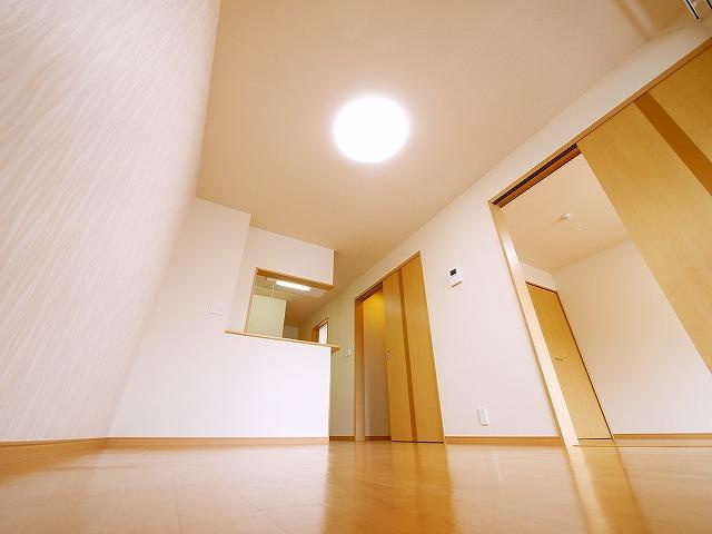 サンフィットヒルズ　Ｂの居間・リビング|こちらのリビングで趣味の時間をお楽しみください