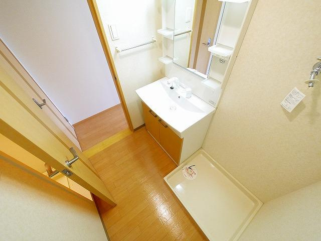 サンフィットヒルズ　Ｂの洗面所|明るい洗面所です