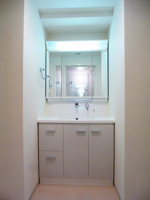 ParkAxis元浅草stageの洗面所|パークアクシス元浅草ステージの三面鏡付ハンドシャワー付独立洗面室です