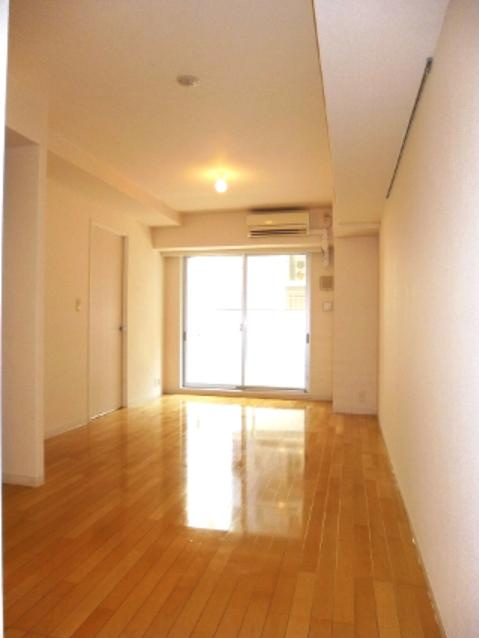 ParkAxis元浅草stageの居間・リビング|パークアクシス元浅草ステージのリビングです、テーブルソファー配置しやすいリビングです