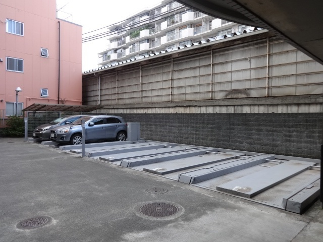 グラントルム弐番館の駐車場