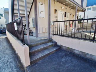 【エントランス】 | 全室角部屋の１フロア２住戸設計です
