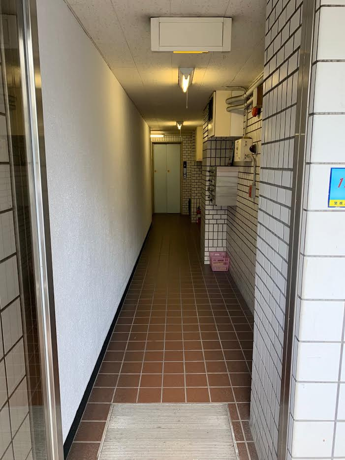 ビックウエストビル1号館のエントランス