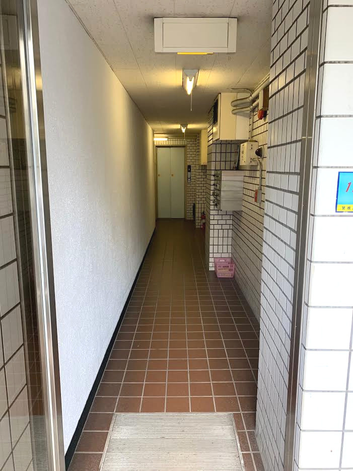 ビックウエストビル1号館のエントランス
