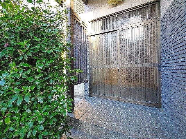 九条町借家のエントランス