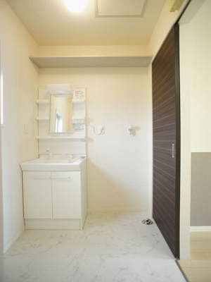 【独立洗面台】 | メゾン・ボヌールC | 洗髪洗面化粧台と洗濯機置き場があります♪