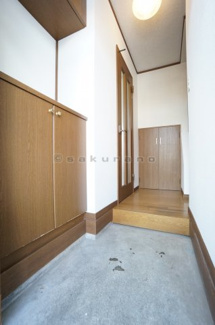 【玄関】 | 銭函1棟2戸建（小樽市銭函2丁目） | 収納力の高いシューズボックス
