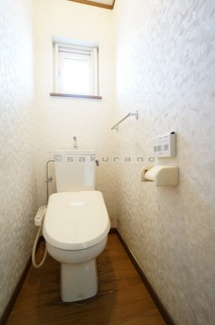 【トイレ】 | 銭函1棟2戸建（小樽市銭函2丁目） | 清潔感を重視したトイレには、温水便座を標準装備。