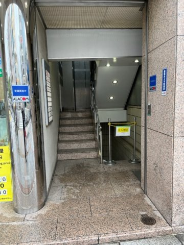 上野シルクビルのエントランス