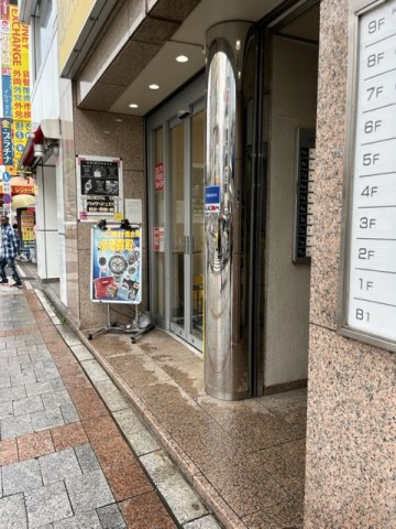 上野シルクビルのエントランス