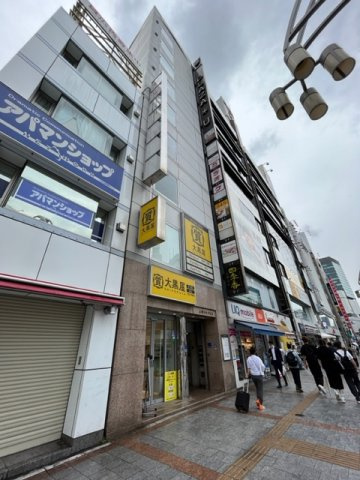 上野シルクビルの外観
