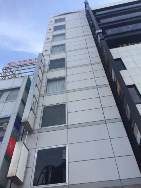 上野シルクビルの外観