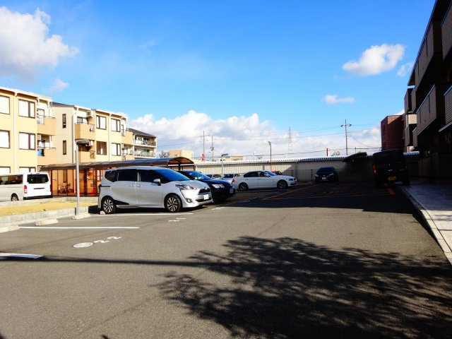 ニューハイツ松川の駐車場
