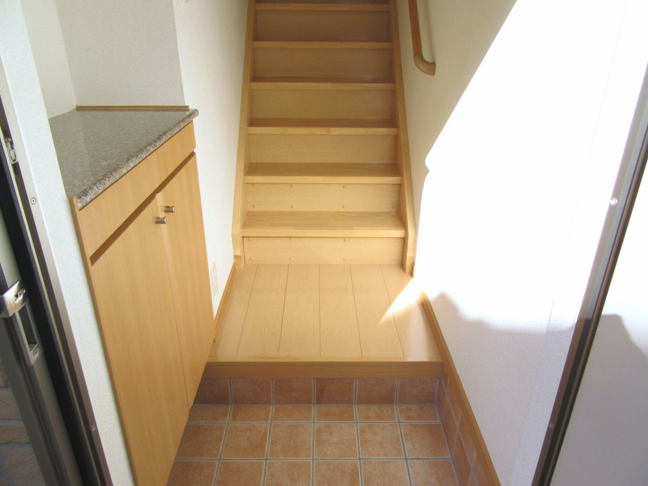 ジュネスコートの玄関