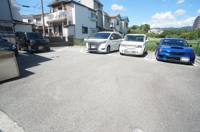 ジュネスコートの駐車場