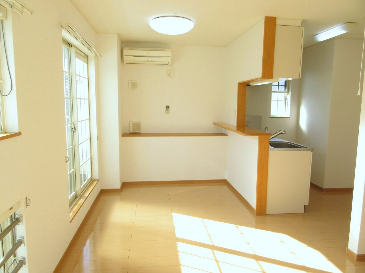 ジュネスコートの居間・リビング