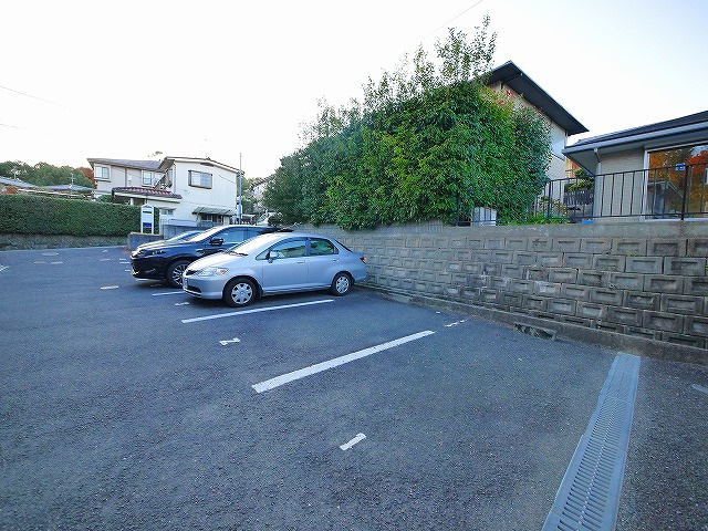 学園前サザンコートAの駐車場|駐車場があります