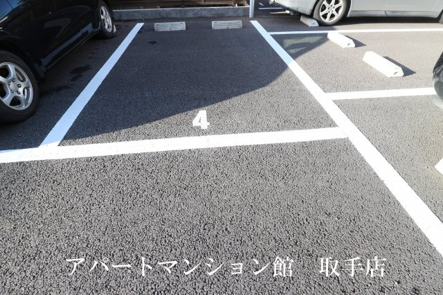 クレストコートＢの駐車場