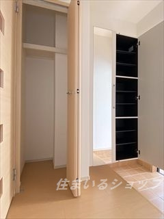 広島市安佐北区安佐町大字飯室のアパートの玄関|玄関収納とミラー付きシューズボックス