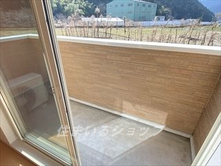 広島市安佐北区安佐町大字飯室のアパートのバルコニー