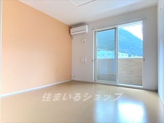 広島市安佐北区安佐町大字飯室のアパートの居間・リビング|エアコン付き