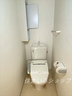 広島市安佐北区安佐町大字飯室のアパートのトイレ|シャワートイレ・収納棚あり