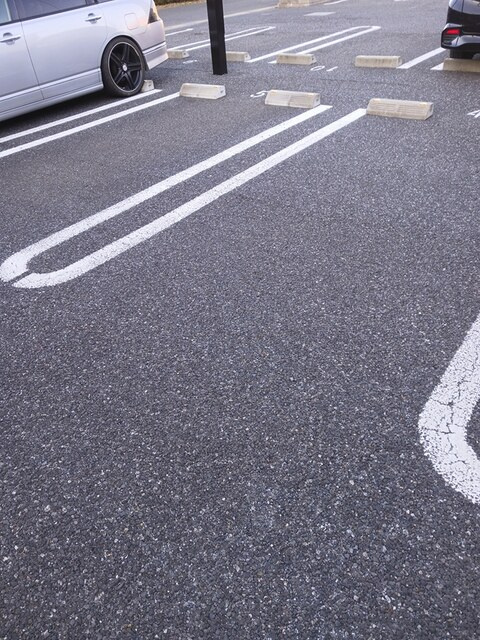 フォルトゥーナAの駐車場