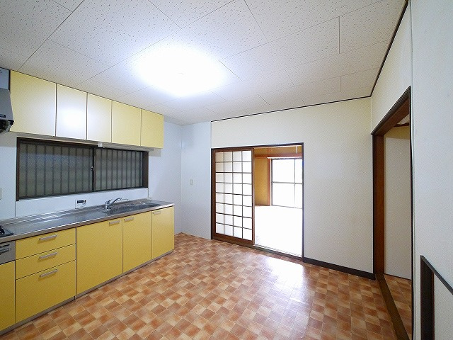 帝塚山6丁目テラスハウスの内装|こちらの居間で趣味の時間をお楽しみください