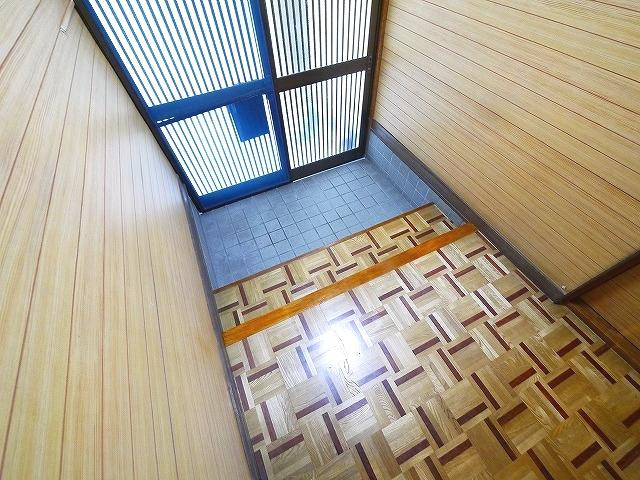 帝塚山6丁目テラスハウスの玄関|明るい玄関です