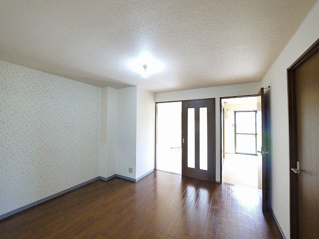 ラ・ルミエールＢの内装|ゆったり過ごせるリビングです