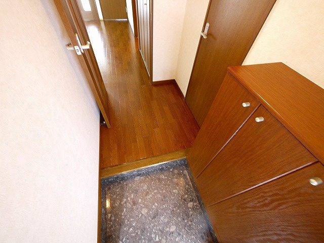 ラ・ルミエールＢの玄関|収納もある玄関です