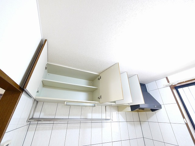 ラ・ルミエールＢのキッチン|きれいなキッチン収納です