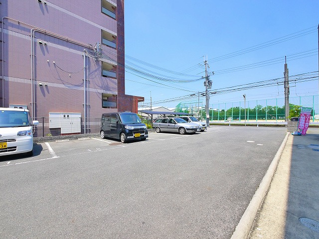 ラ・ルミエールＢの駐車場|カースペースがあります