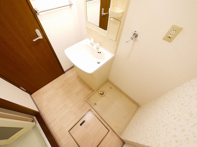 ラ・ルミエールＢの独立洗面台|朝の支度にも助かる、独立の洗髪洗面化粧台