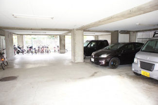 【駐車場】 | 駐車場は建物下で雨に濡れません。