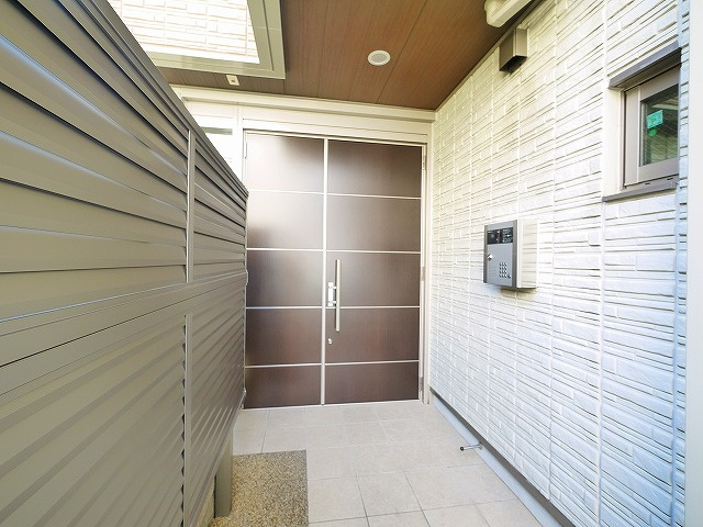 グレイスならまちのエントランス|オートロック付きで安心ですね。