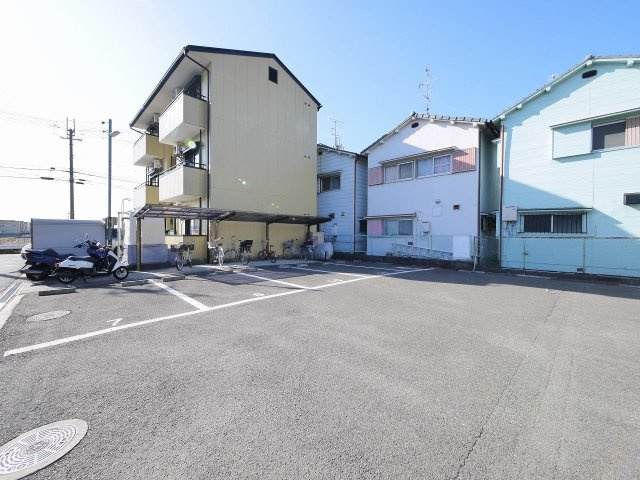 ルミエールＡ（大安寺）の駐車場|車をお持ちの方に嬉しい駐車場付きの物件です