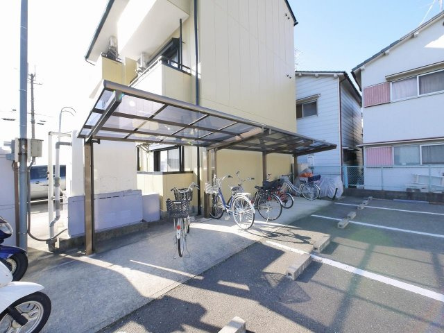 ルミエールＡ（大安寺）のその他共用部分|ゆったりとした駐輪場です。