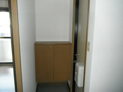 【玄関】 | エスポアール壱番館 | シューズボックスの上にはお気に入りの雑貨を飾ってお客様をお出迎え