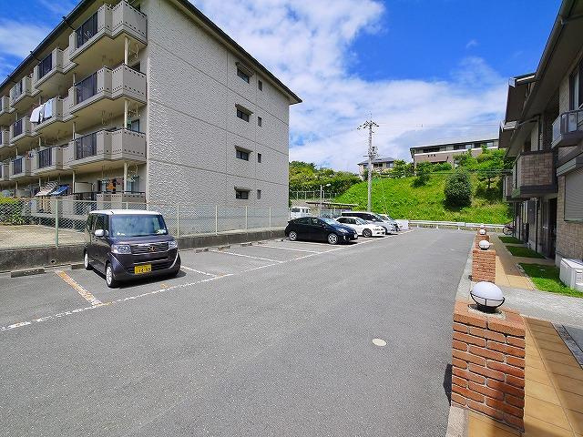 イファルジェンスの駐車場|駐車スペースもあります