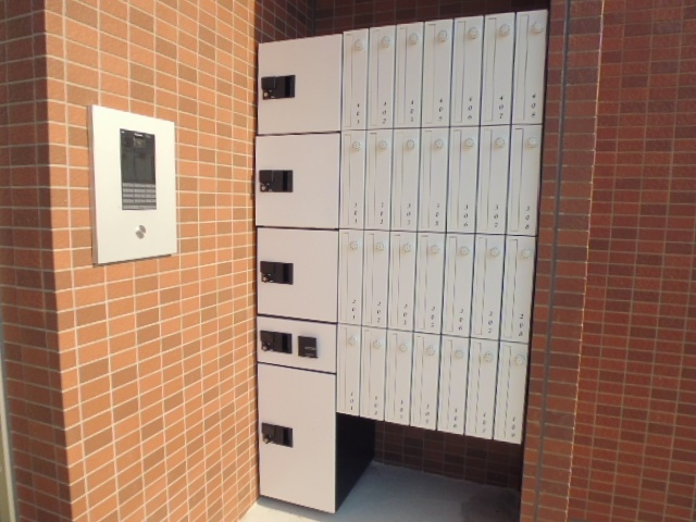 倉敷市徳芳の賃貸マンションのエントランス|宅配ボックス