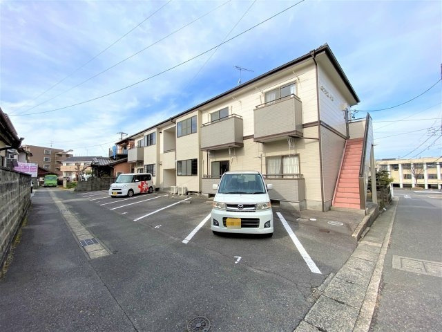 オアシス中根の駐車場