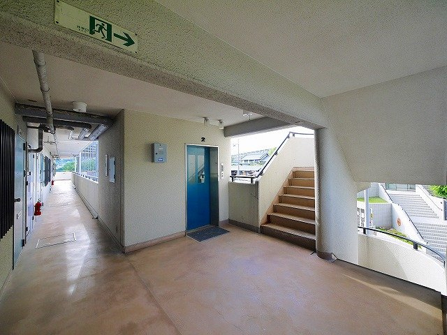 メゾン東生駒のその他共用部分|毎日通る共用通路です